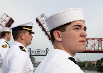 USS John S. McCain Sails to Portland with Sea Cadets