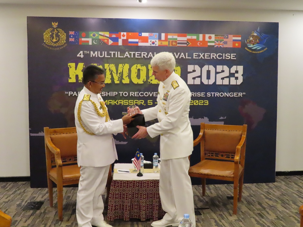 Commander, U.S. 7th Fleet Visits Makassar, Indonesia for the Multilateral Naval Exercise Komodo