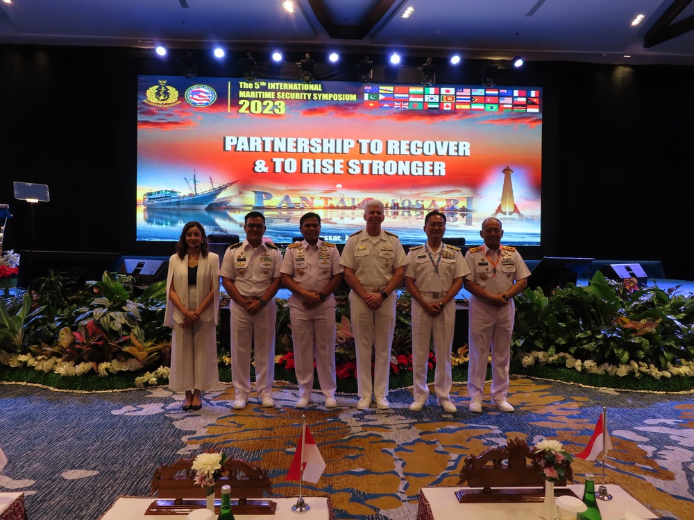 Commander, U.S. 7th Fleet Visits Makassar, Indonesia for the Multilateral Naval Exercise Komodo