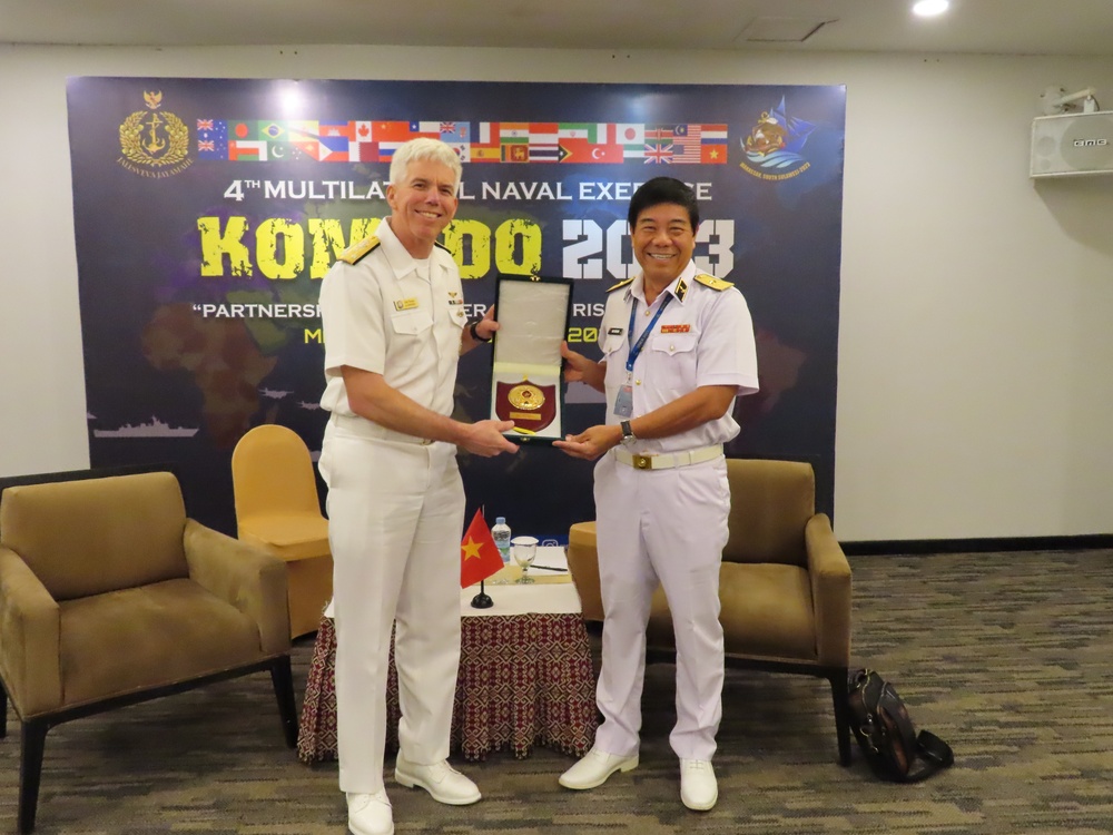 Commander, U.S. 7th Fleet Visits Makassar, Indonesia for the Multilateral Naval Exercise Komodo