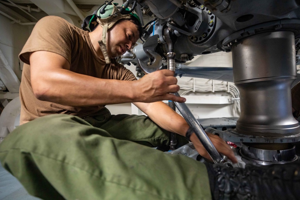 AD1 Fernandes Installs Swash Plate Scissors on MH-60R Aboard USS Antietam (CG 54)