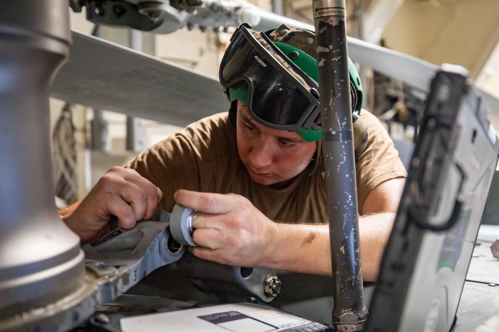 AD3 Givens Installs Swash Plate Scissors on MH-60R Aboard USS Antietam (CG 54)