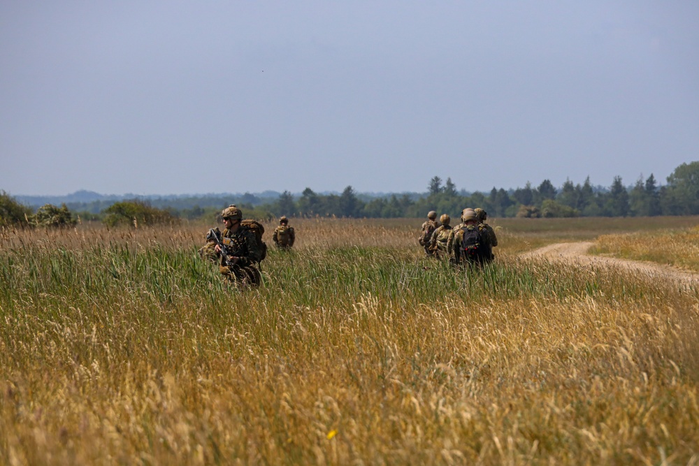 U.S. Navy, Marine Corps and French EOD technicians conduct simulated littoral ordnance removal