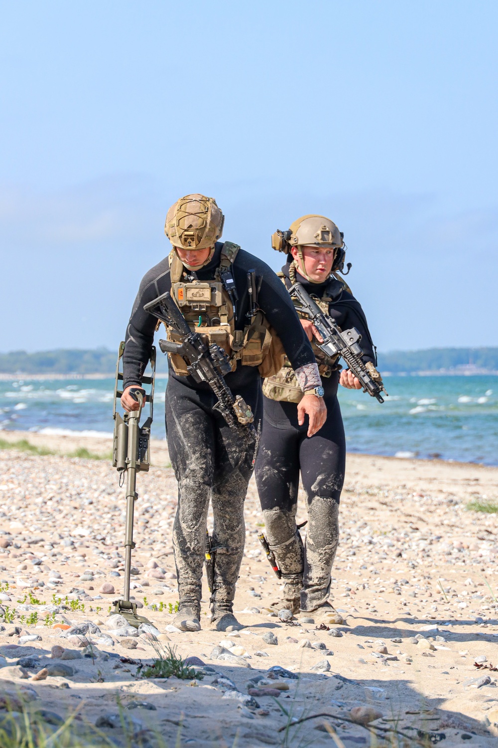 U.S. Navy, Marine Corps and French EOD technicians conduct simulated littoral ordnance removal