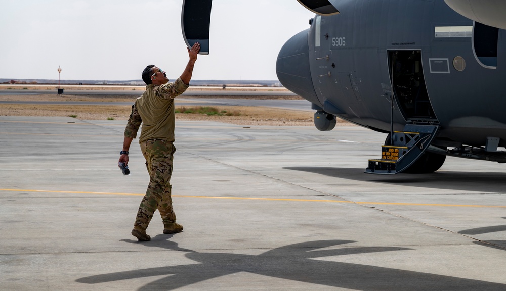 Helicopter air-to-air refueling