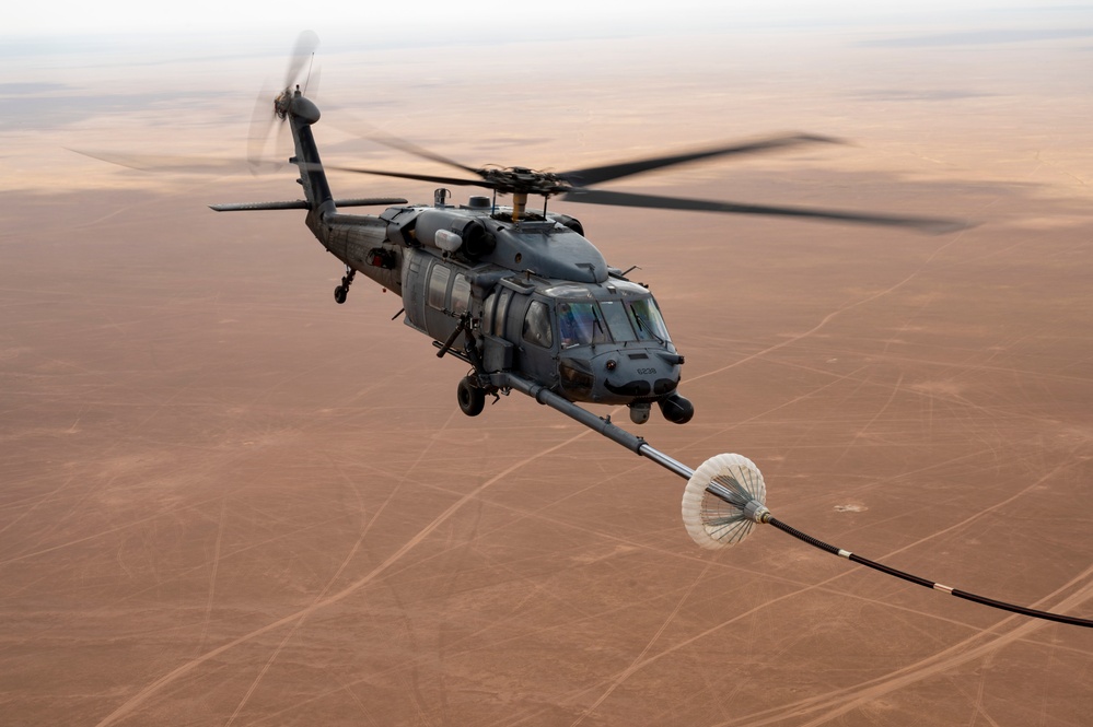 DVIDS - Images - Helicopter Air-to-air Refueling [Image 3 Of 12]