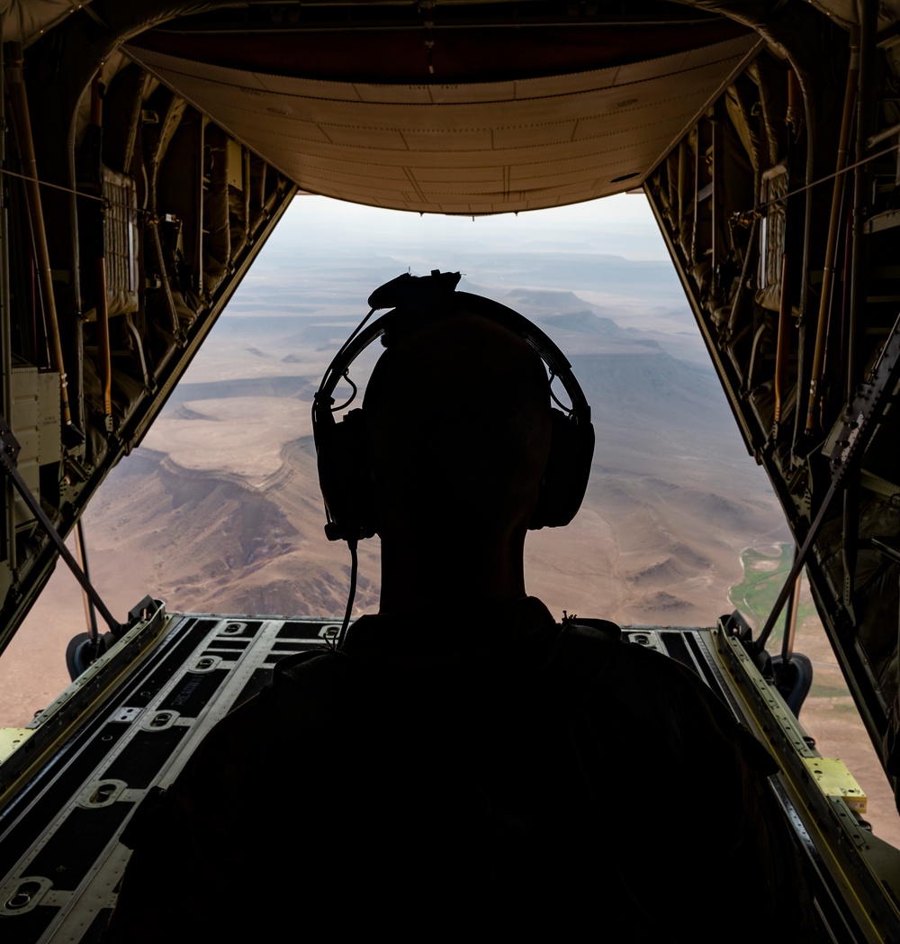 Helicopter air-to-air refueling