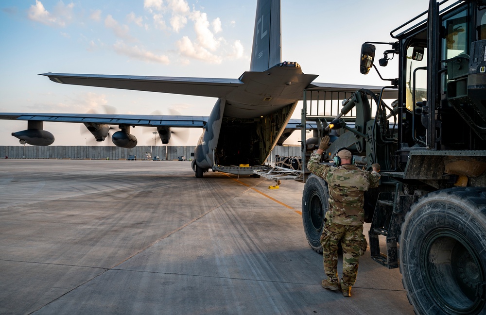 Helicopter air-to-air refueling