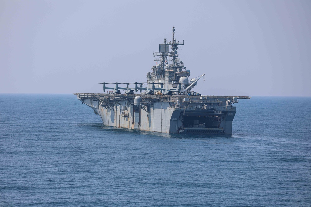 USS Carter Hall Conducts Maneuvering Exercises