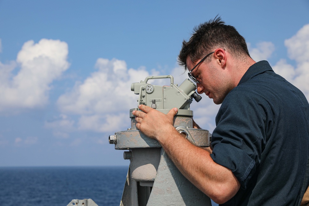 USS Carter Hall Conducts Maneuvering Exercises