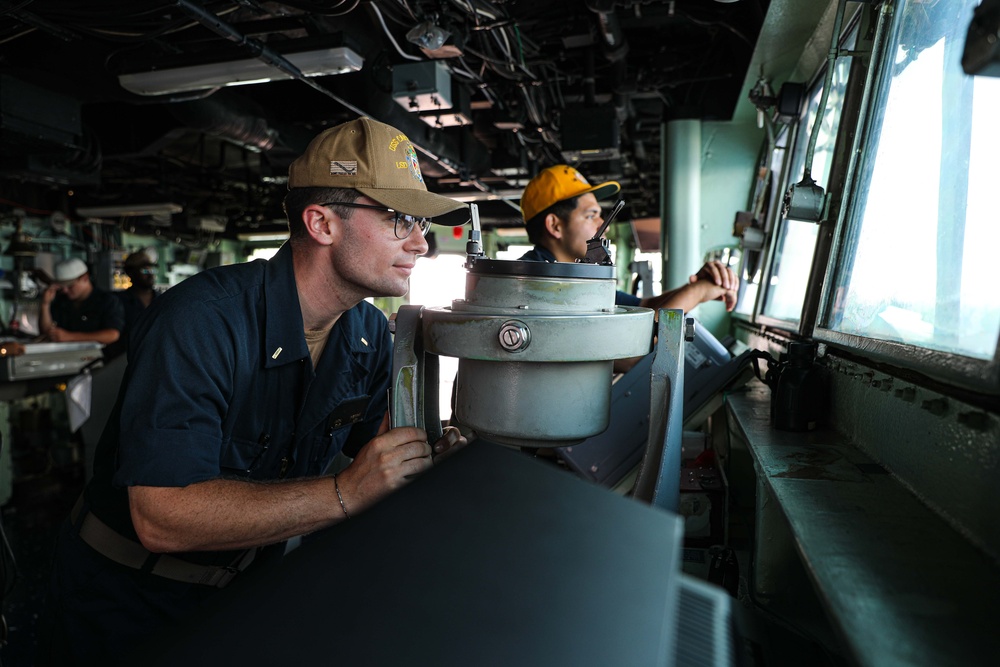 USS Carter Hall Conducts Maneuvering Exercises