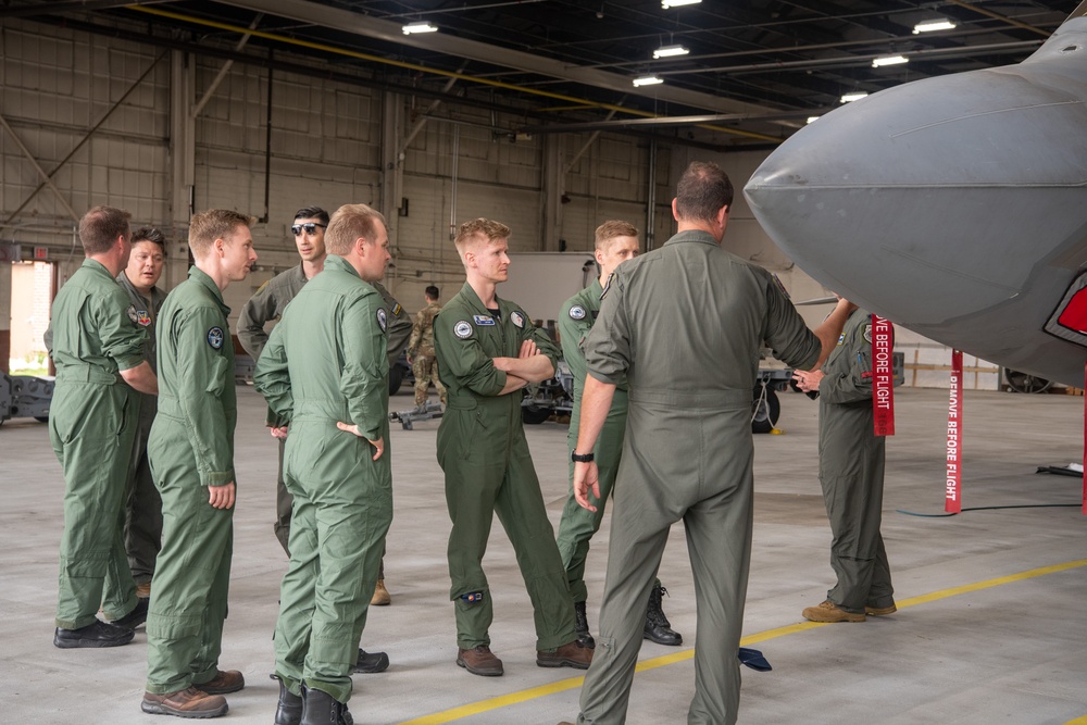 FINAF pilots visit the VaANG