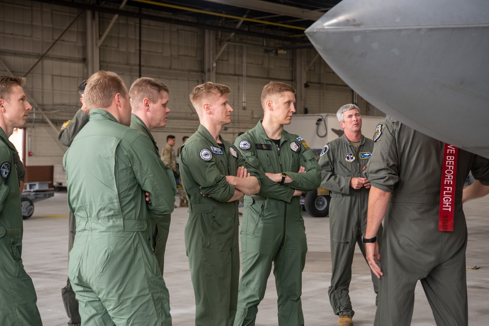 FINAF pilots visit the VaANG