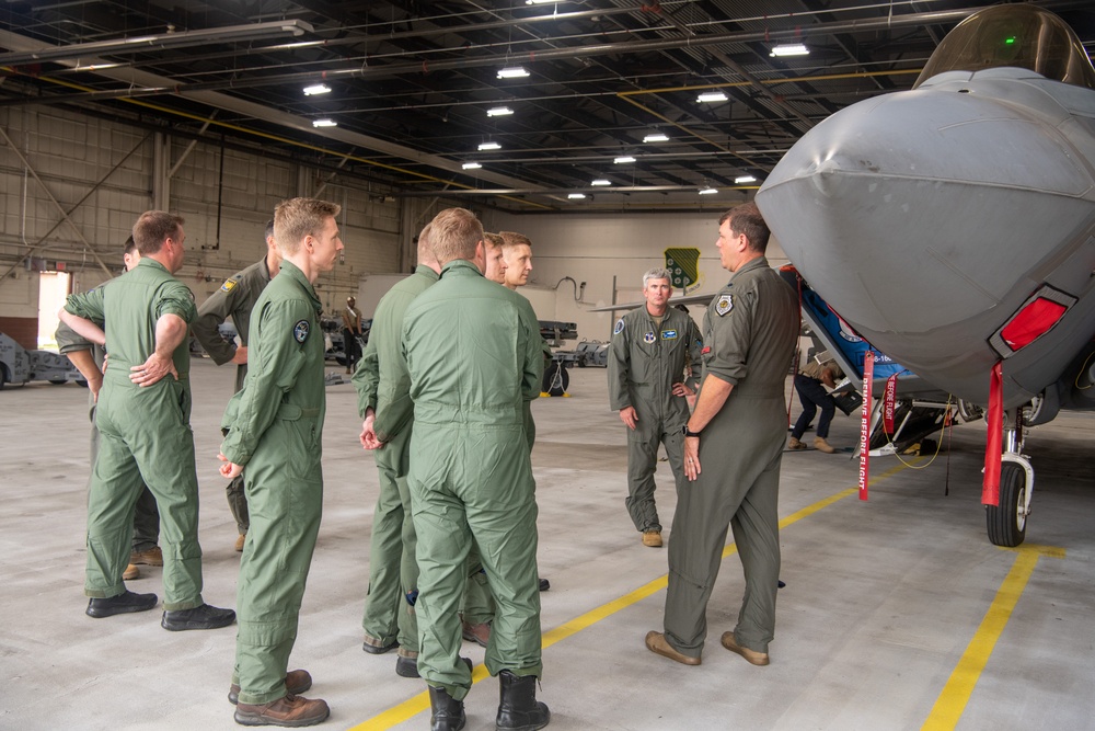 FINAF pilots visit the VaANG