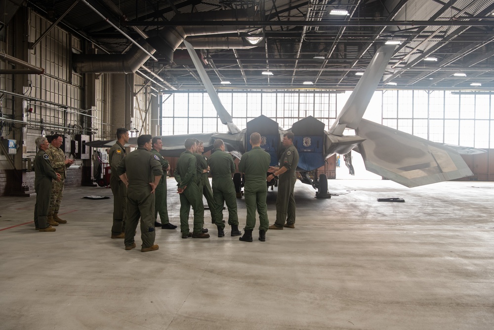 FINAF pilots visit the VaANG