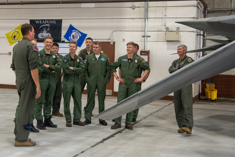 FINAF pilots visit the VaANG