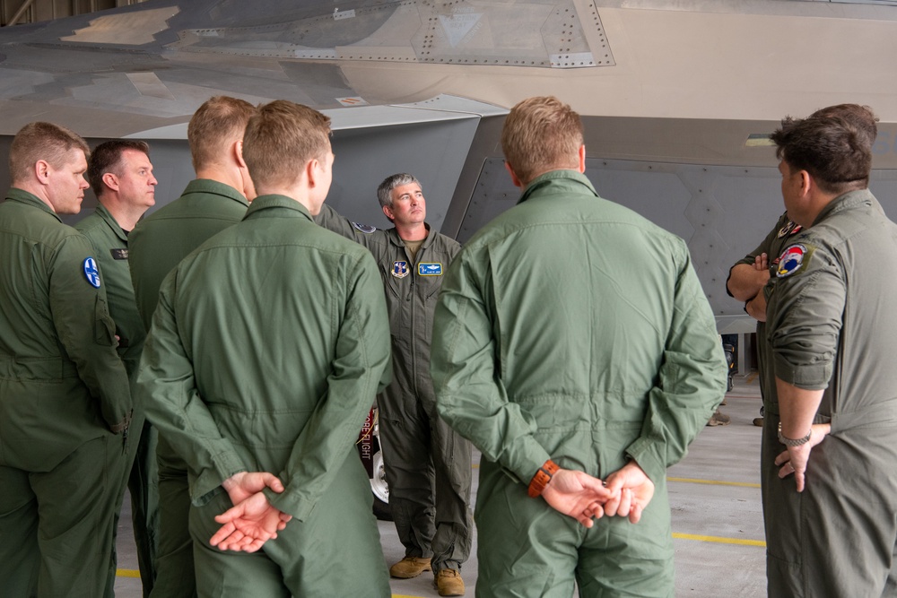 FINAF pilots visit the VaANG