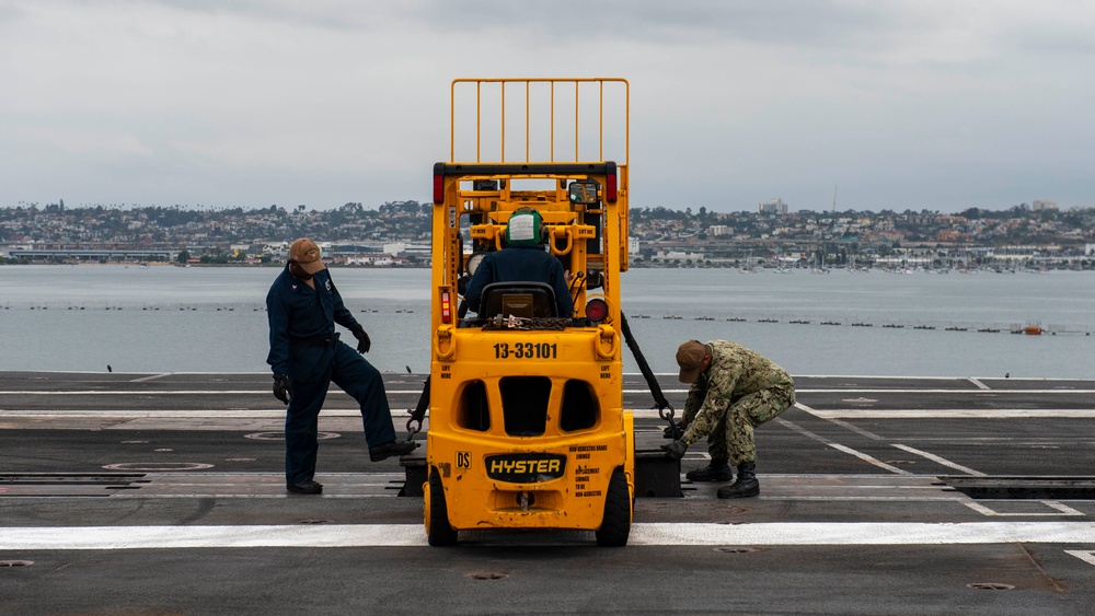 Sailors install catapult components aboard USS Carl Vinson (CVN 70)