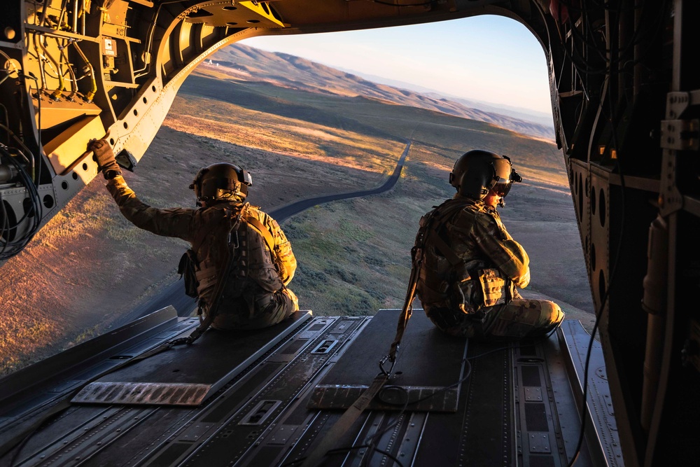 Fly By Night: Washington National Guard Chinook crews conduct aerial gunnery after dark