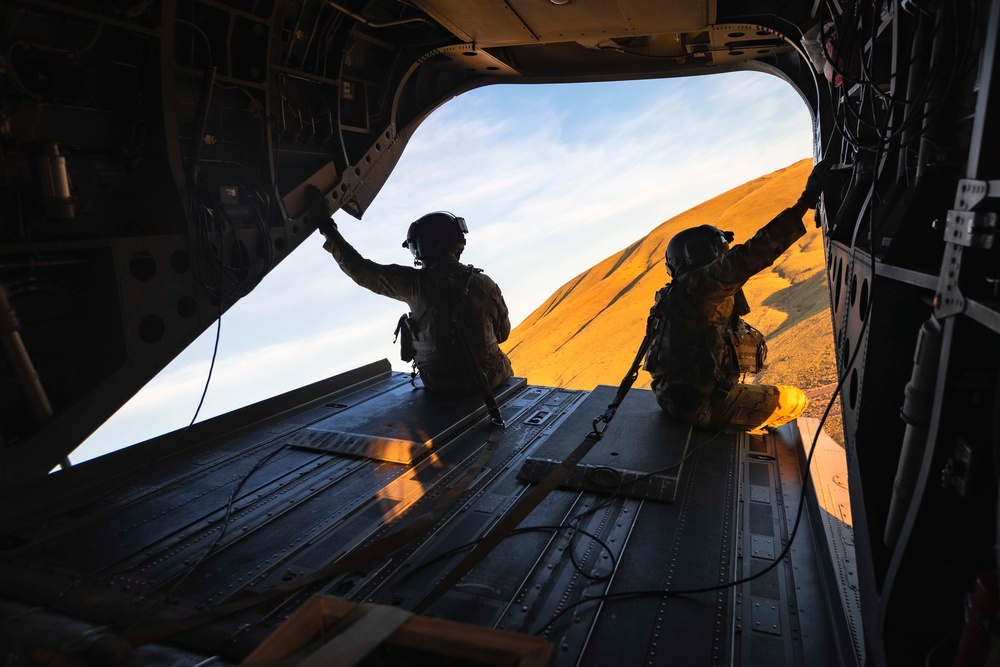 Fly By Night: Washington National Guard Chinook crews conduct aerial gunnery after dark