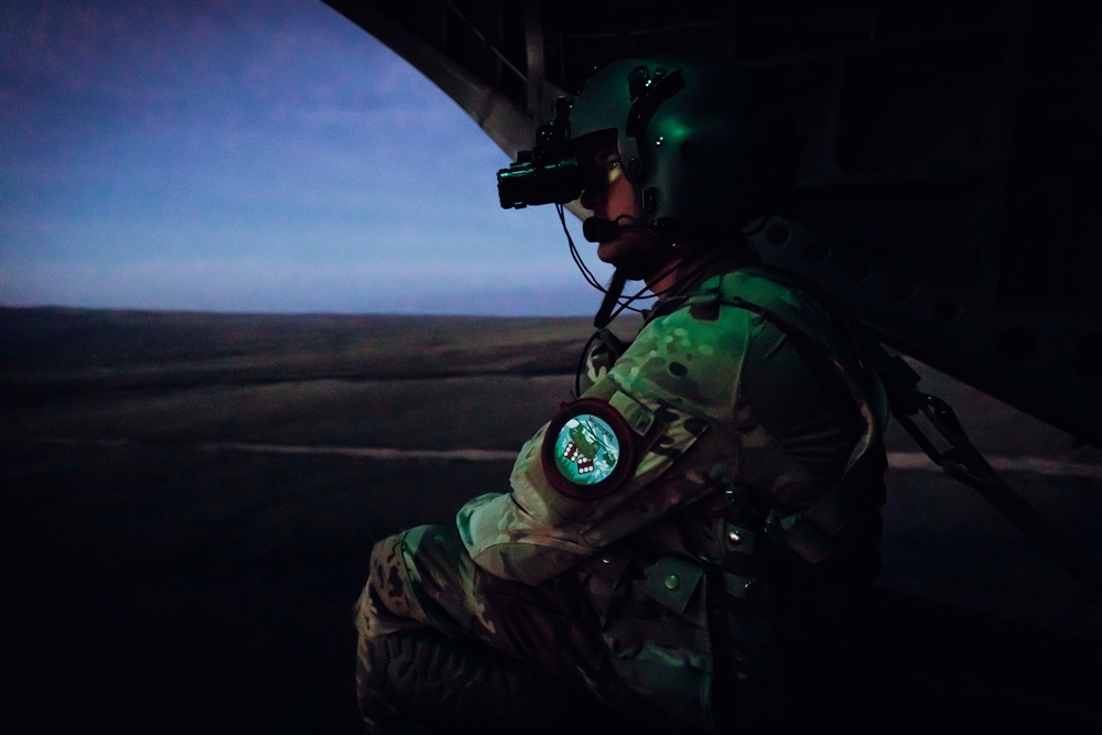 Fly By Night: Washington National Guard Chinook crews conduct aerial gunnery after dark