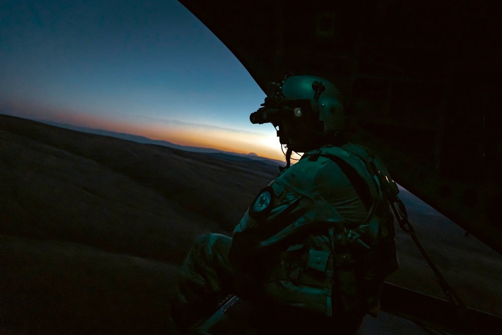 Fly By Night: Washington National Guard Chinook crews conduct aerial gunnery after dark