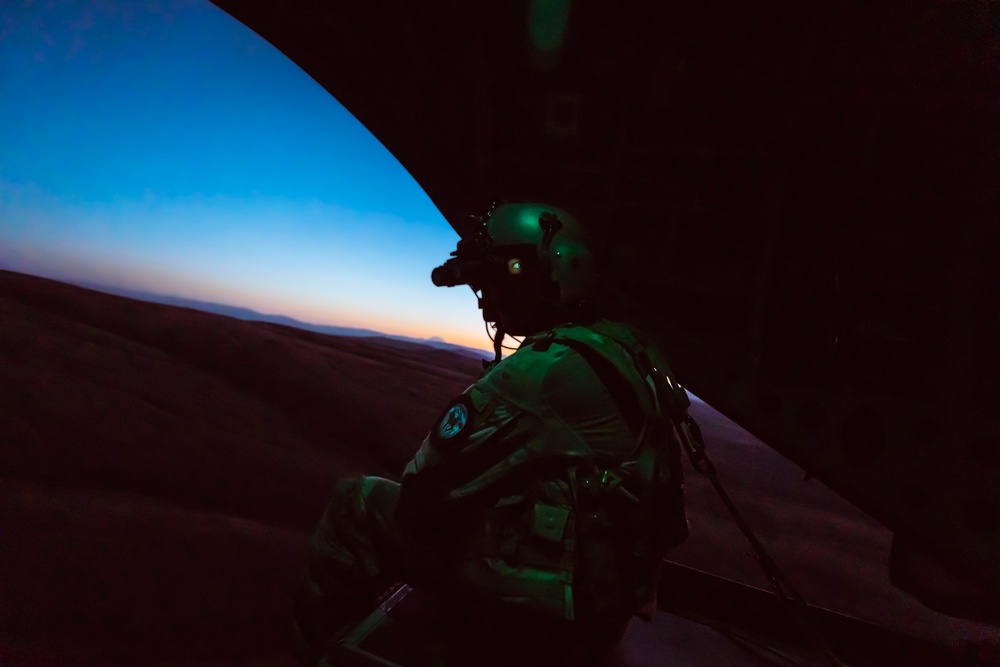 Fly By Night: Washington National Guard Chinook crews conduct aerial gunnery after dark