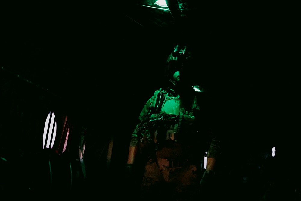 Fly By Night: Washington National Guard Chinook crews conduct aerial gunnery after dark