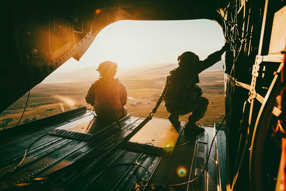 Fly By Night: Washington National Guard Chinook crews conduct aerial gunnery after dark