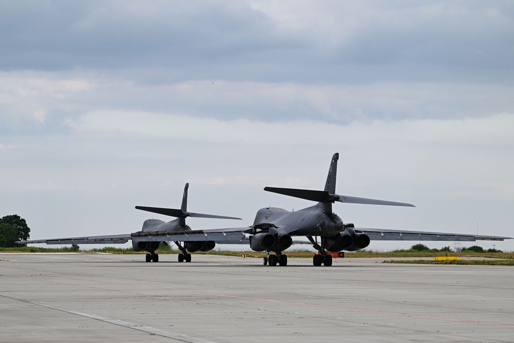B-1B Lancers receive first-ever hot-pit refuel in Romania