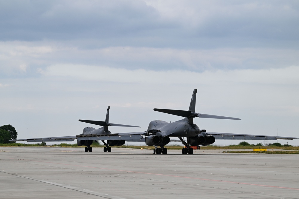 DVIDS - Images - B-1B Lancers Receive First-ever Hot-pit Refuel In ...