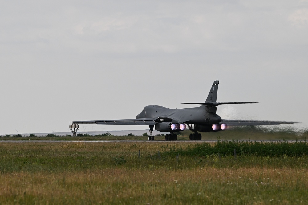 B-1B Lancers receive first-ever hot-pit refuel in Romania