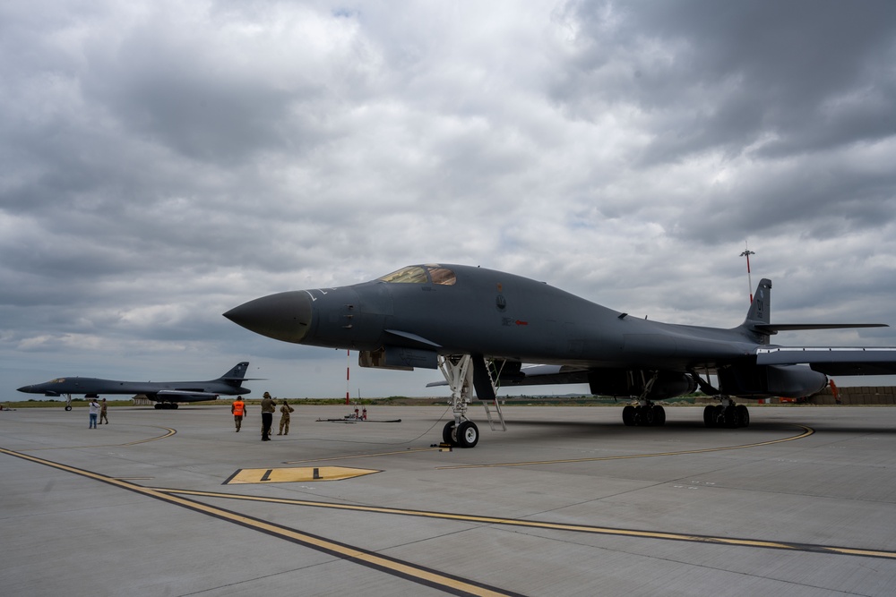 B-1B Lancers receive first-ever hot-pit refuel in Romania