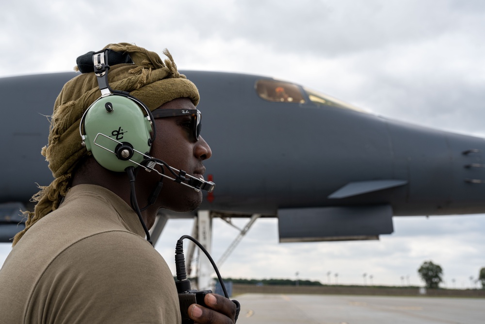 B-1B Lancers receive first-ever hot-pit refuel in Romania