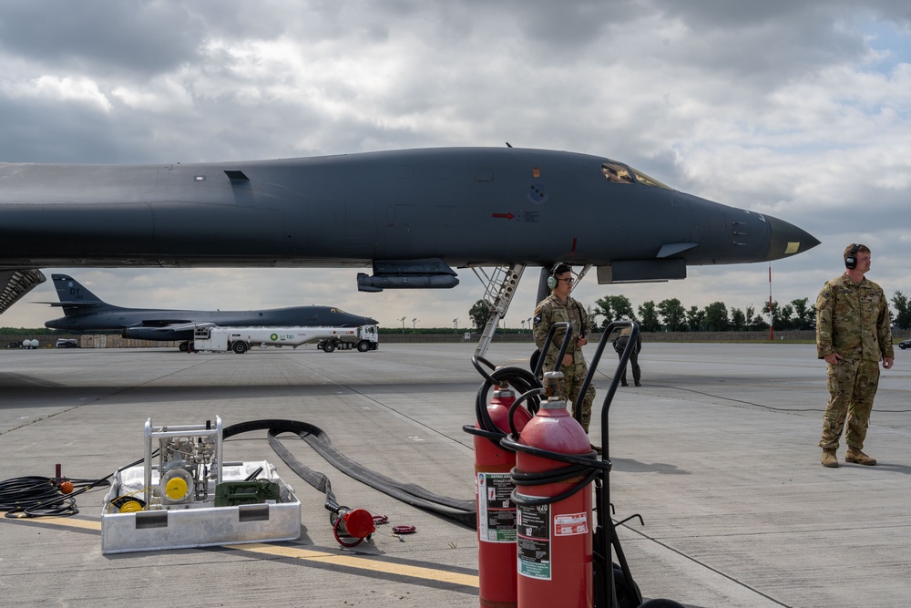 B-1B Lancers receive first-ever hot-pit refuel in Romania