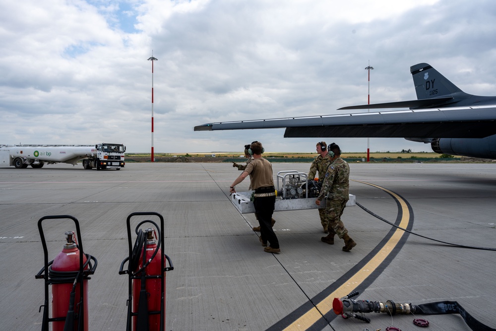 B-1B Lancers receive first-ever hot-pit refuel in Romania