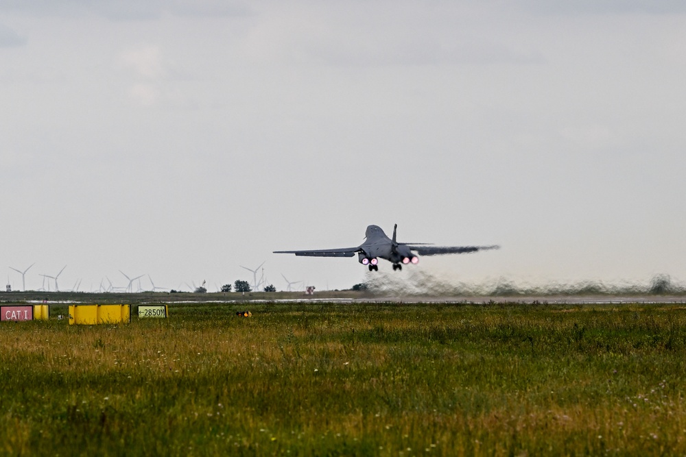 B-1B Lancers receive first-ever hot-pit refuel in Romania