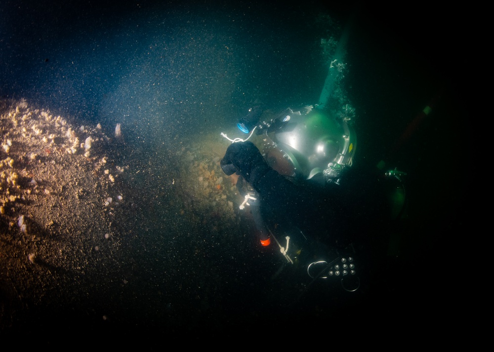 US Divers Maintain the Fleet