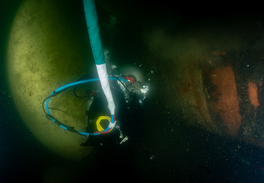 US Divers Maintain the Fleet