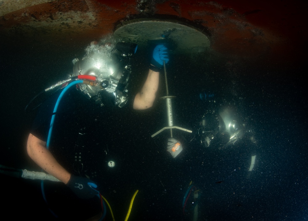 US Divers Maintain the Fleet