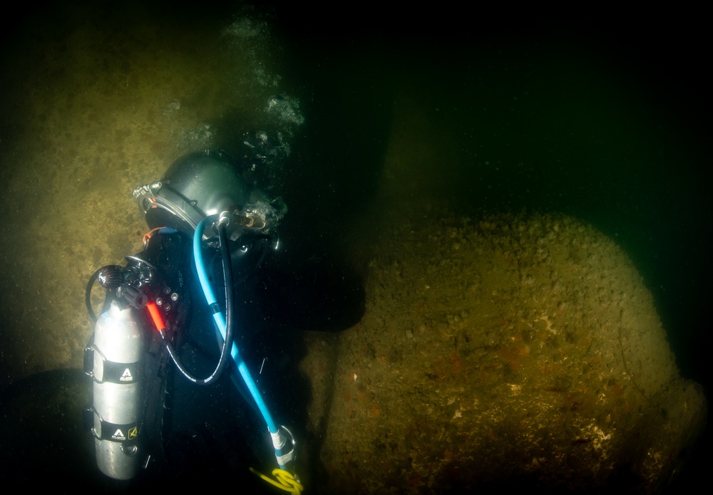 US Divers Maintain the Fleet