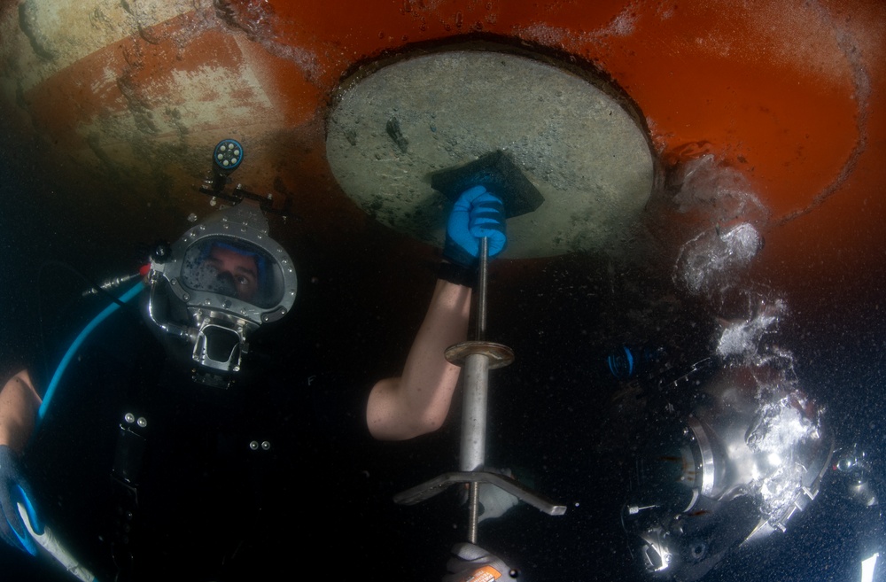 US Divers Maintain the Fleet