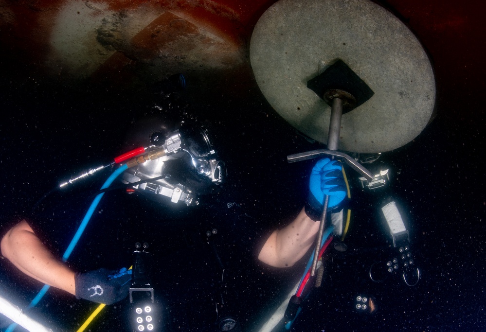 US Divers Maintain the Fleet