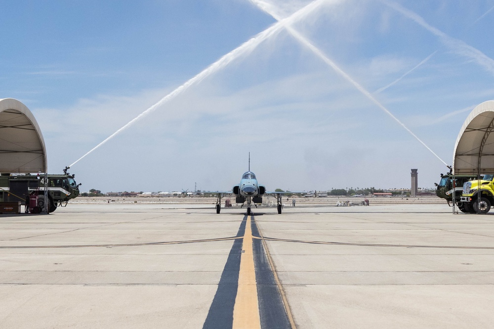Snipers commanding officer celebrates final flight with squadron