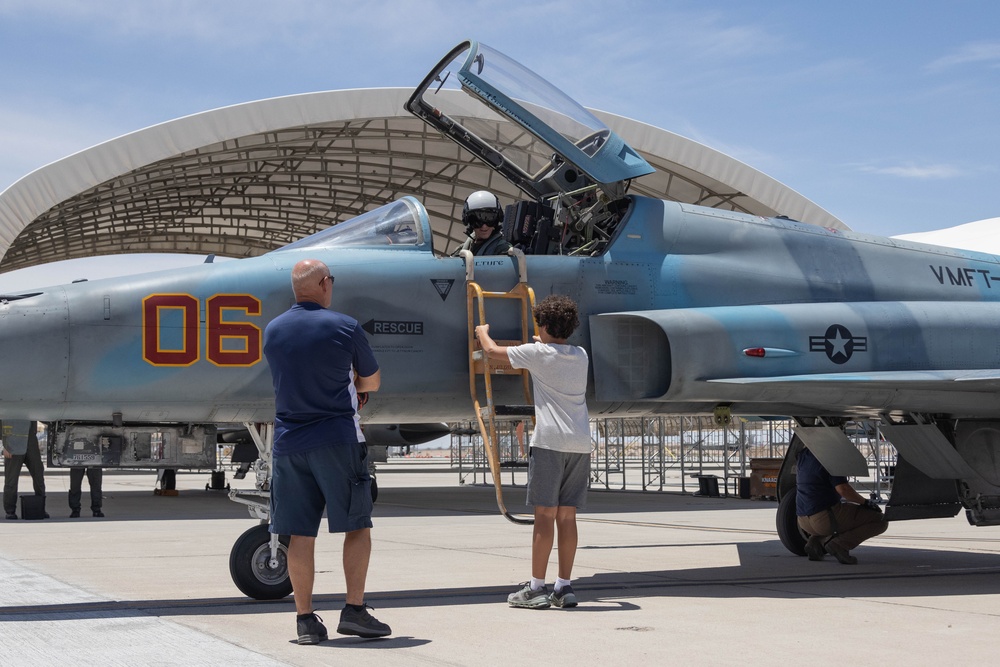 Snipers commanding officer celebrates final flight with squadron