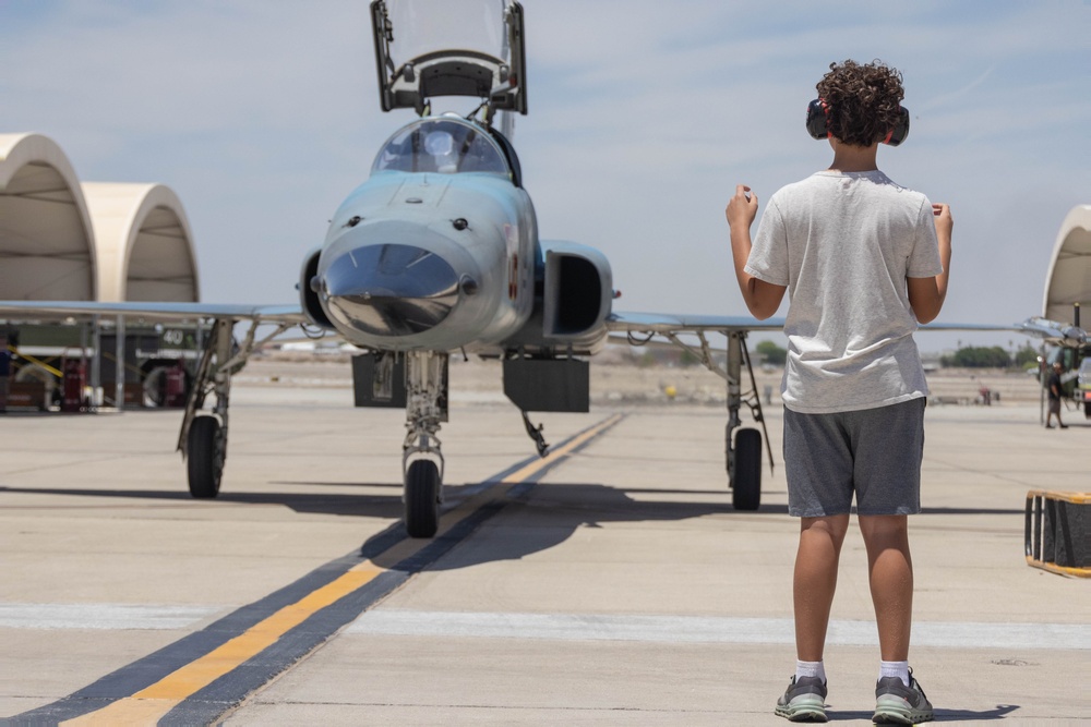 Snipers commanding officer celebrates final flight with squadron