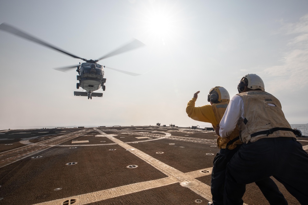 RAN MH-60R Seahawk lands aboard USS Chung-Hoon