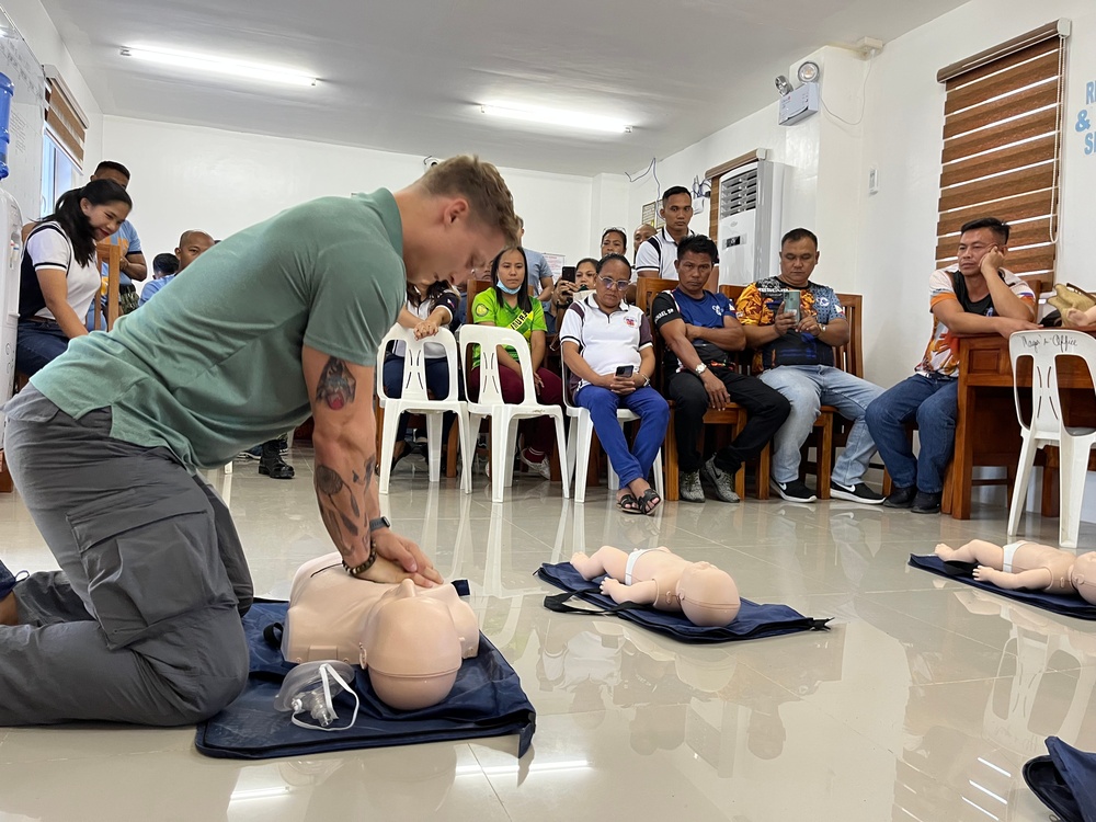 Philippine Municipal Disaster Risk Reduction Management personnel, US military conduct medical first responder training