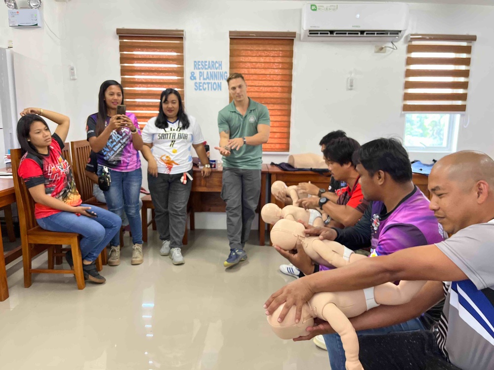 Philippine Municipal Disaster Risk Reduction Management personnel, US military conduct medical first responder training