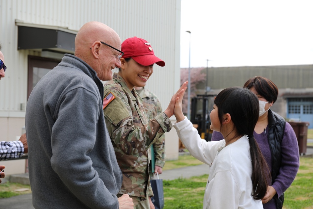 Balloon forges friendship between Sagami Depot Soldiers and Tokyo elementary